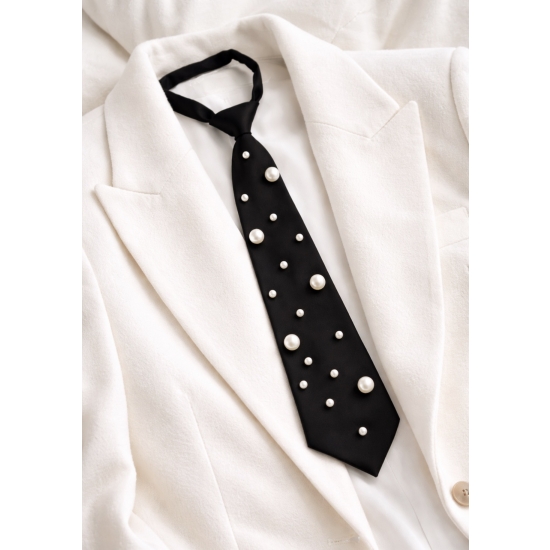 Krawat czarny z perełkami – elegancki akcent z charakterem.